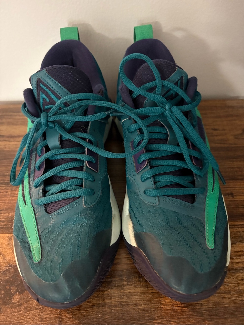 Nike youth/men’s Gianni’s Teal and Green Basketball Sneakers